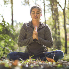 Frau beim Yoga im Freien