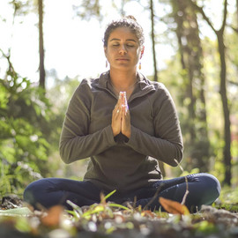 Frau beim Yoga im Freien