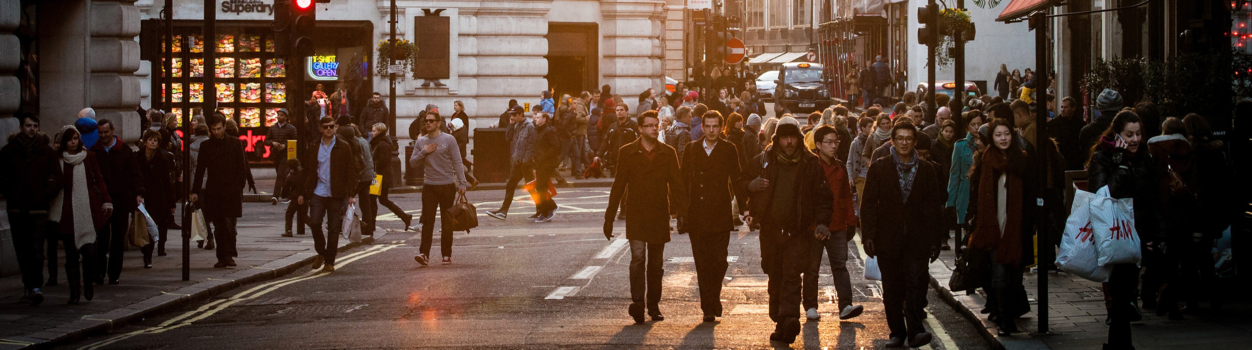 Bild von vielen Menschen welche auf einer Straße gehen