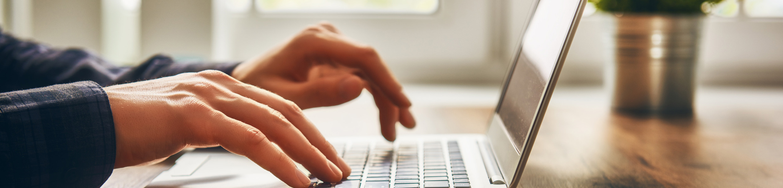 Bild von zwei Händen welche auf eine Tastatur tippen