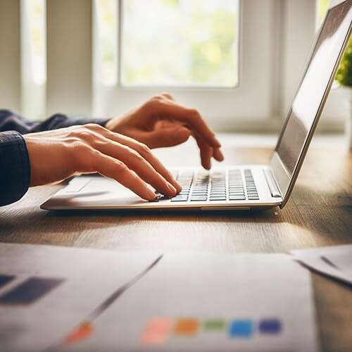 Bild von zwei Händen die auf eine Tastatur tippen