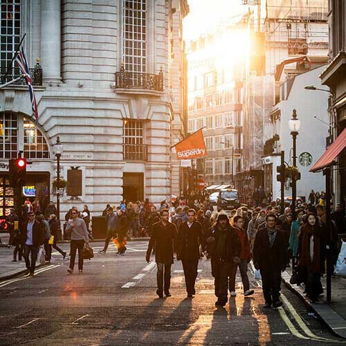 Bild von Menschen die auf einer Straße gehen