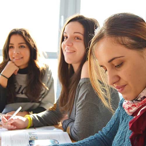 Bild von drei Mädchen mit Stift und Block