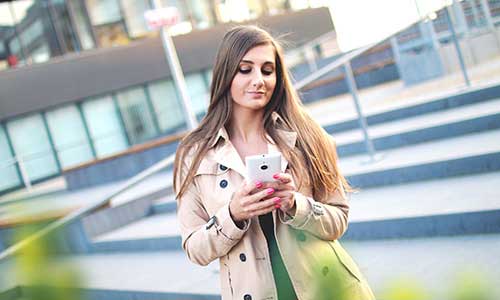 Bild von einer Frau mit Handy in den Händen