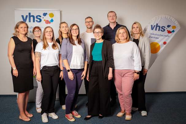 Foto von allen Mitarbeitern der Volkshochschule Zwickau