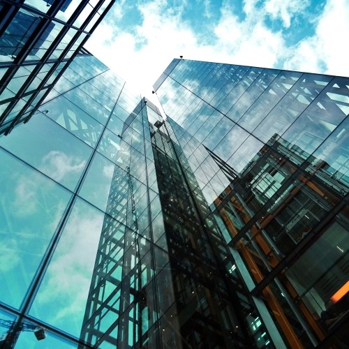 Bild von drei Wolkenkratzer mit Himmel